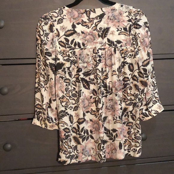 💐🌹🌷Muted/distressed floral LOFT blouse size XS - Picture 7 of 15